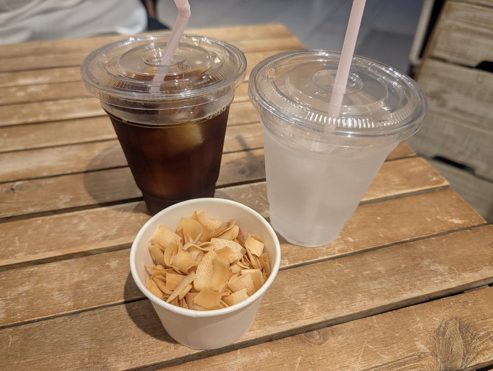 ココナッツコーヒーとチップス